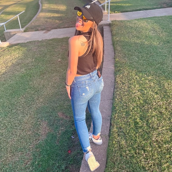 Meet your Posher, Alyssa👑 - Picture 8 of 13